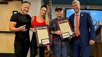 BRUCE DICKINSON And TANYA O'CALLAGHAN Presented With Keys To City By Albuquerque's Metalhead...